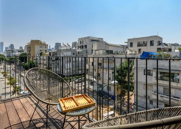 Luxury 2Bdrm Balcony & Parking Close To The Beach