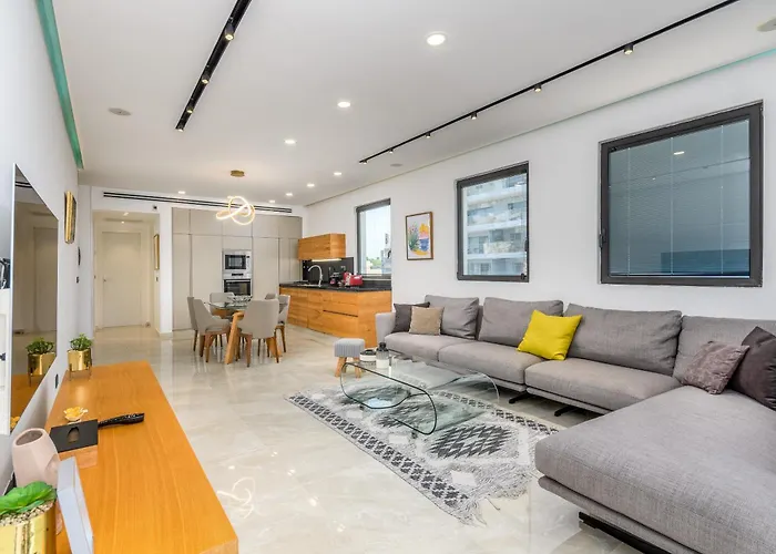 Luxury 2Bdrm Balcony & Parking Close To The Beach