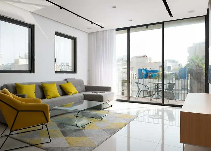 Luxury 2Bdrm Balcony & Parking Close To The Beach
