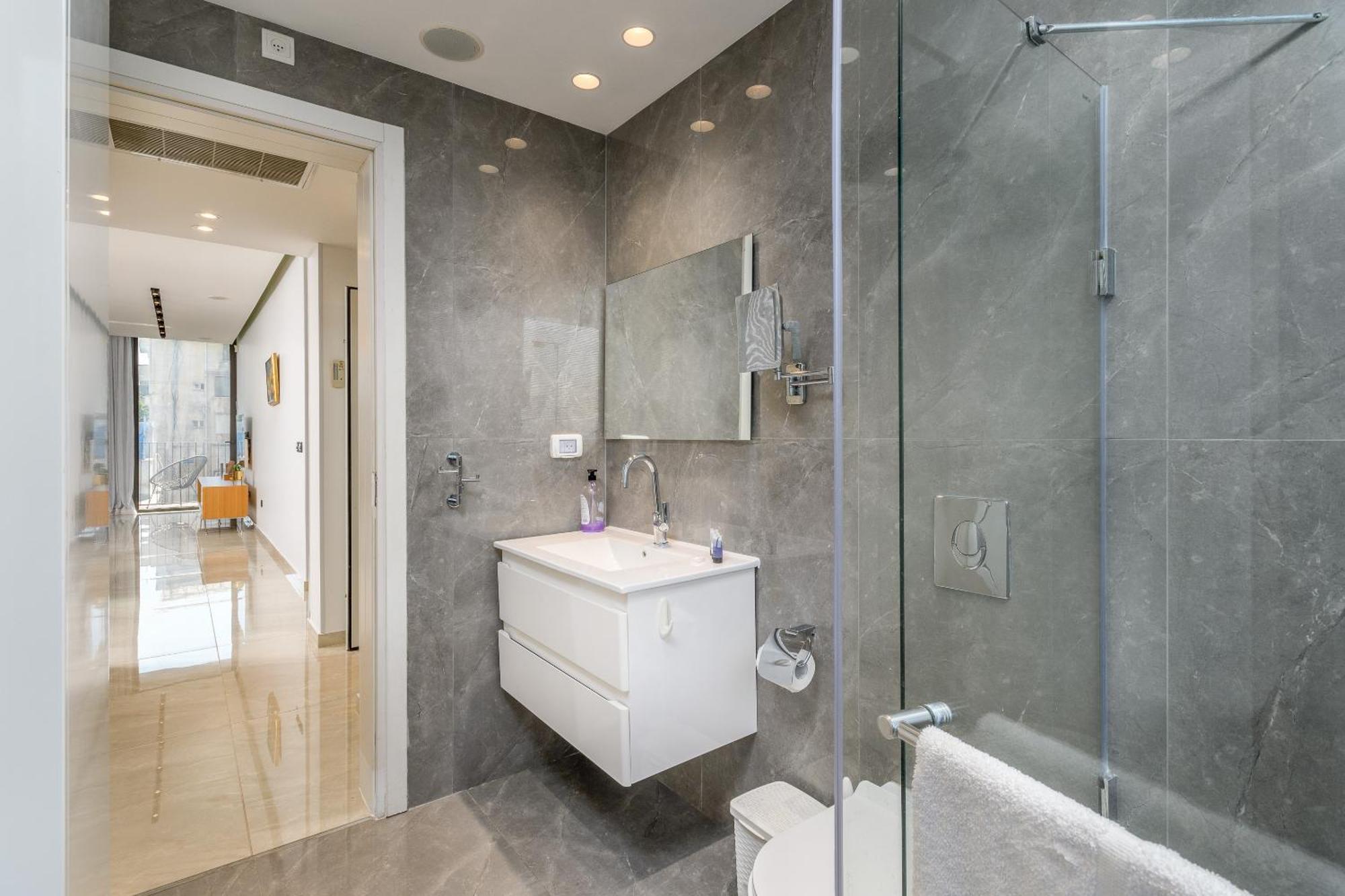 Luxury 2bdrm Balcony & Parking Close To The * Tel Aviv