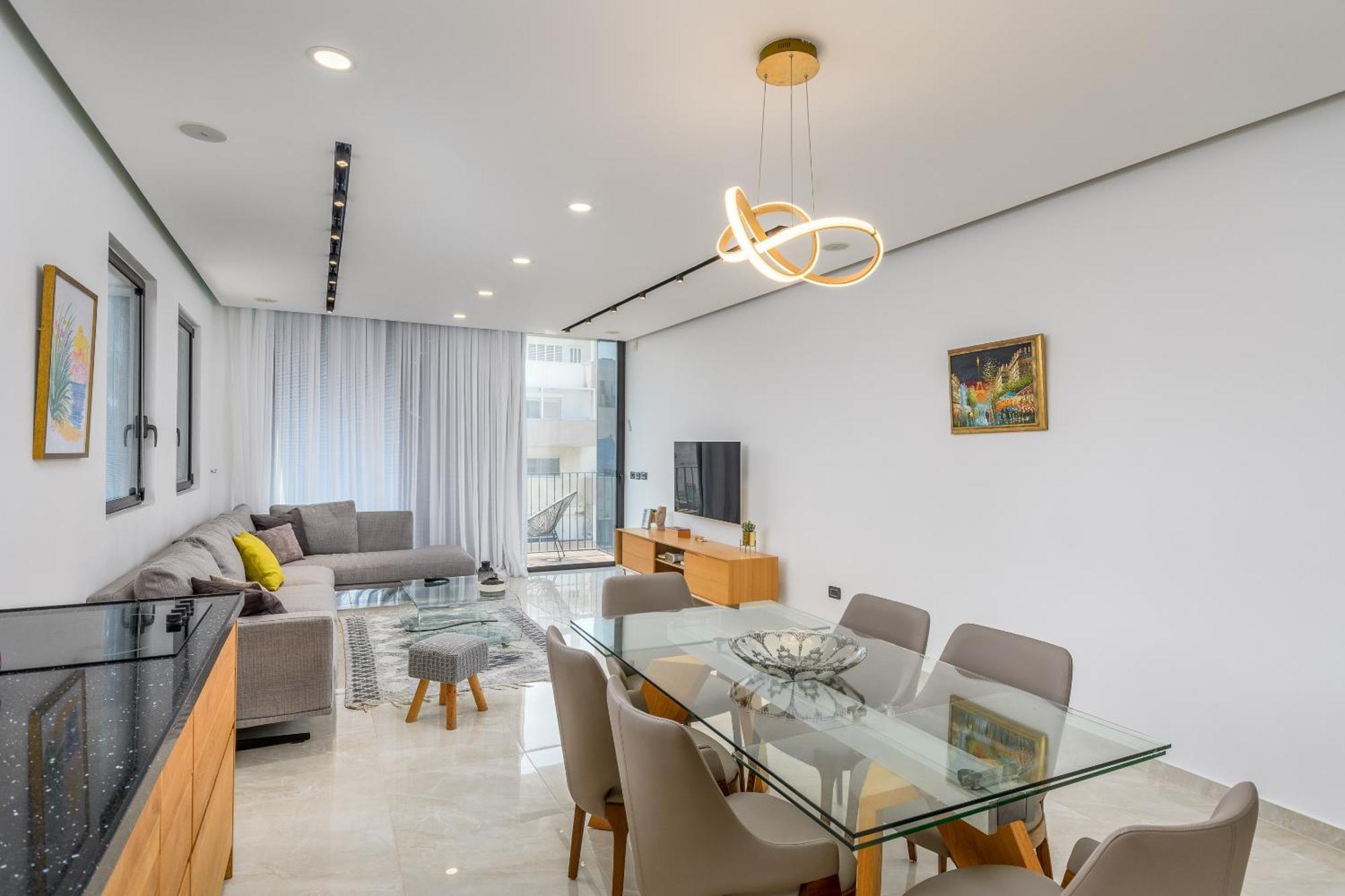 Luxury 2bdrm Balcony & Parking Close To The