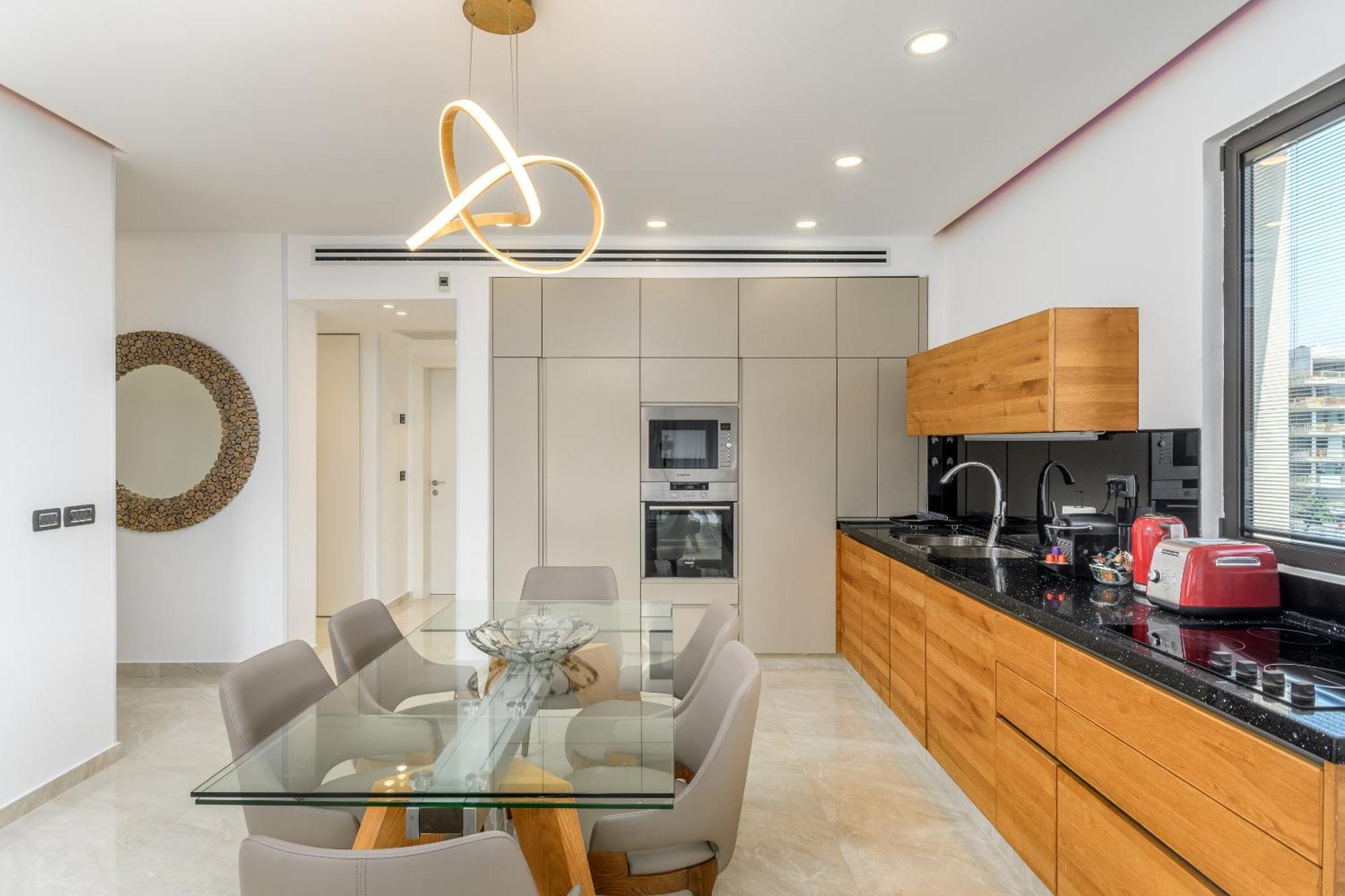 Luxury 2bdrm Balcony & Parking Close To The Apartment
