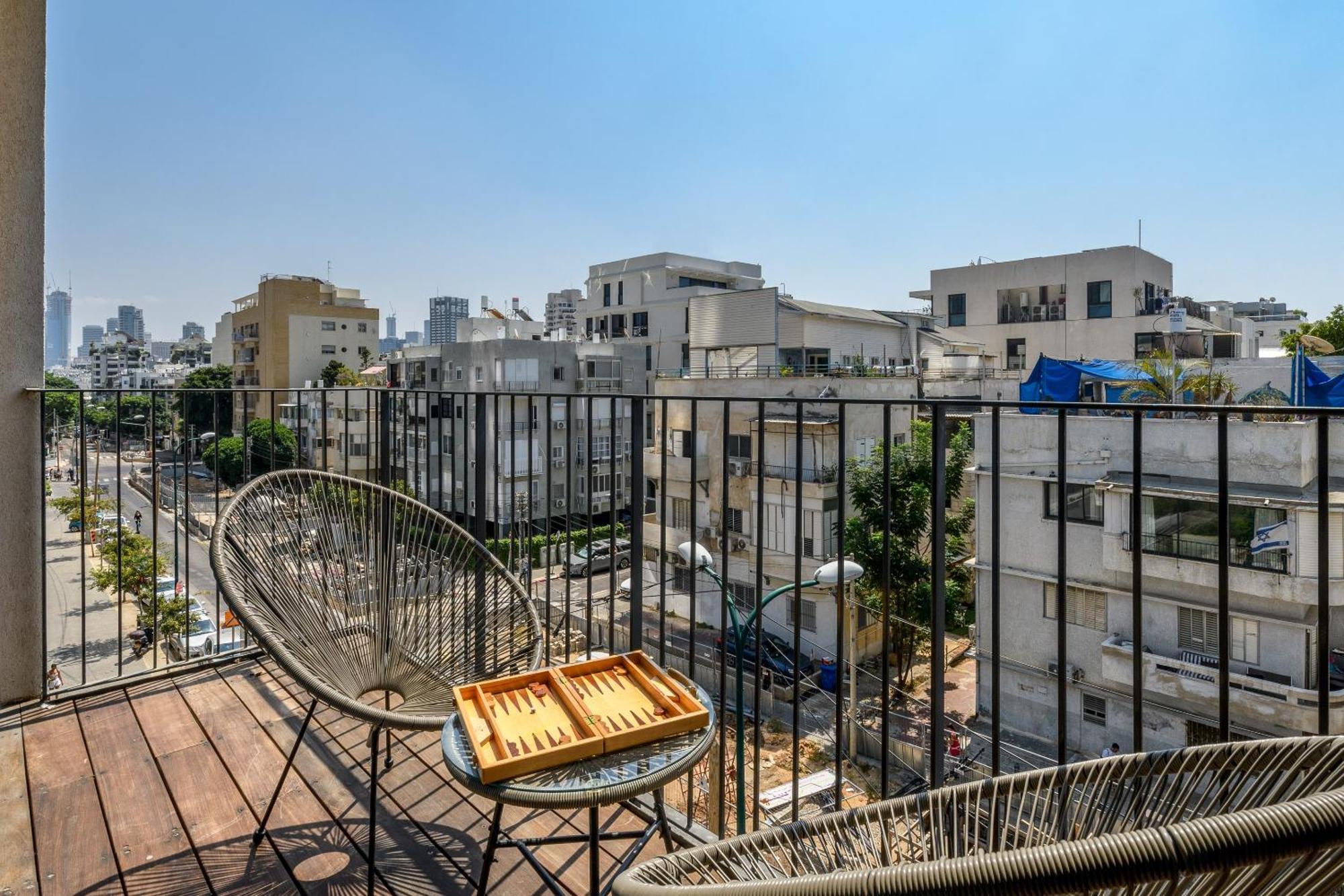 Apartment Luxury 2bdrm Balcony & Parking Close To The