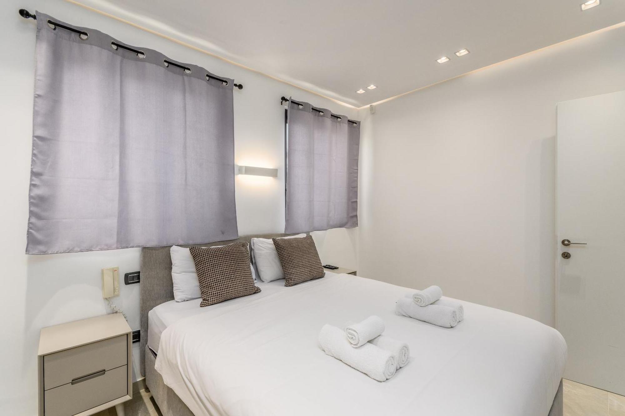Luxury 2bdrm Balcony & Parking Close To The Apartment *