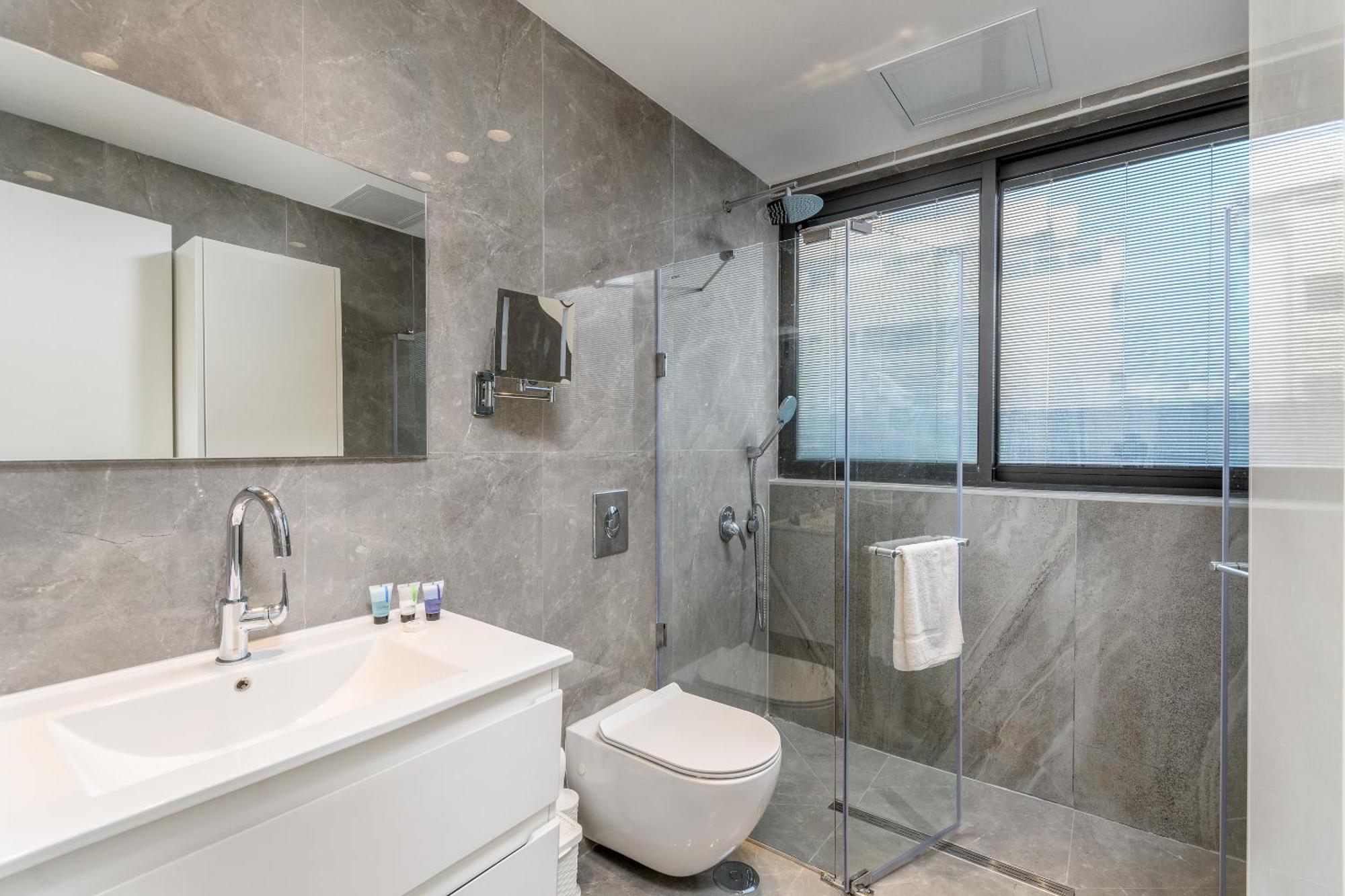 Luxury 2bdrm Balcony & Parking Close To The *