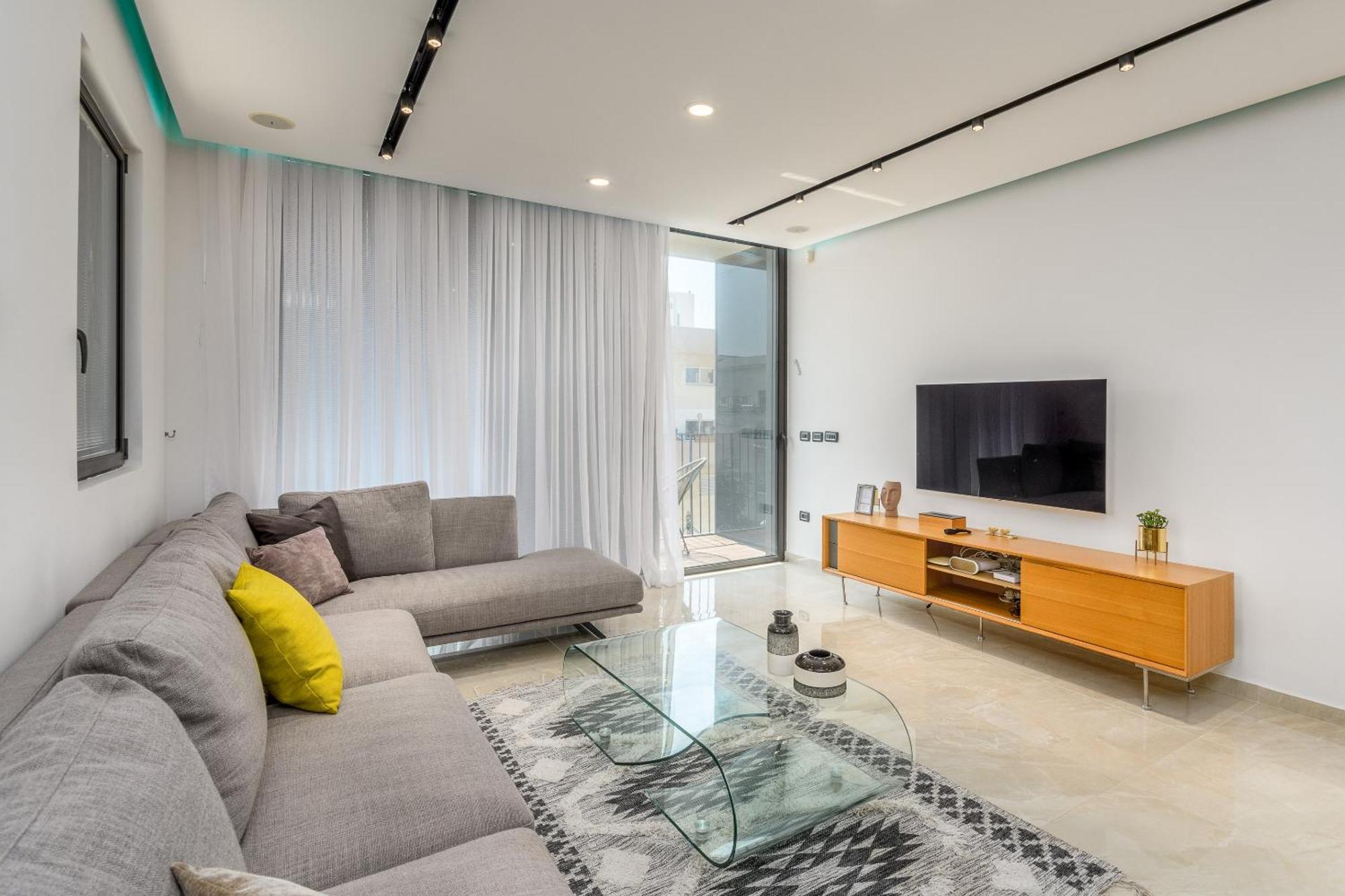 Luxury 2bdrm Balcony & Parking Close To The Tel Aviv