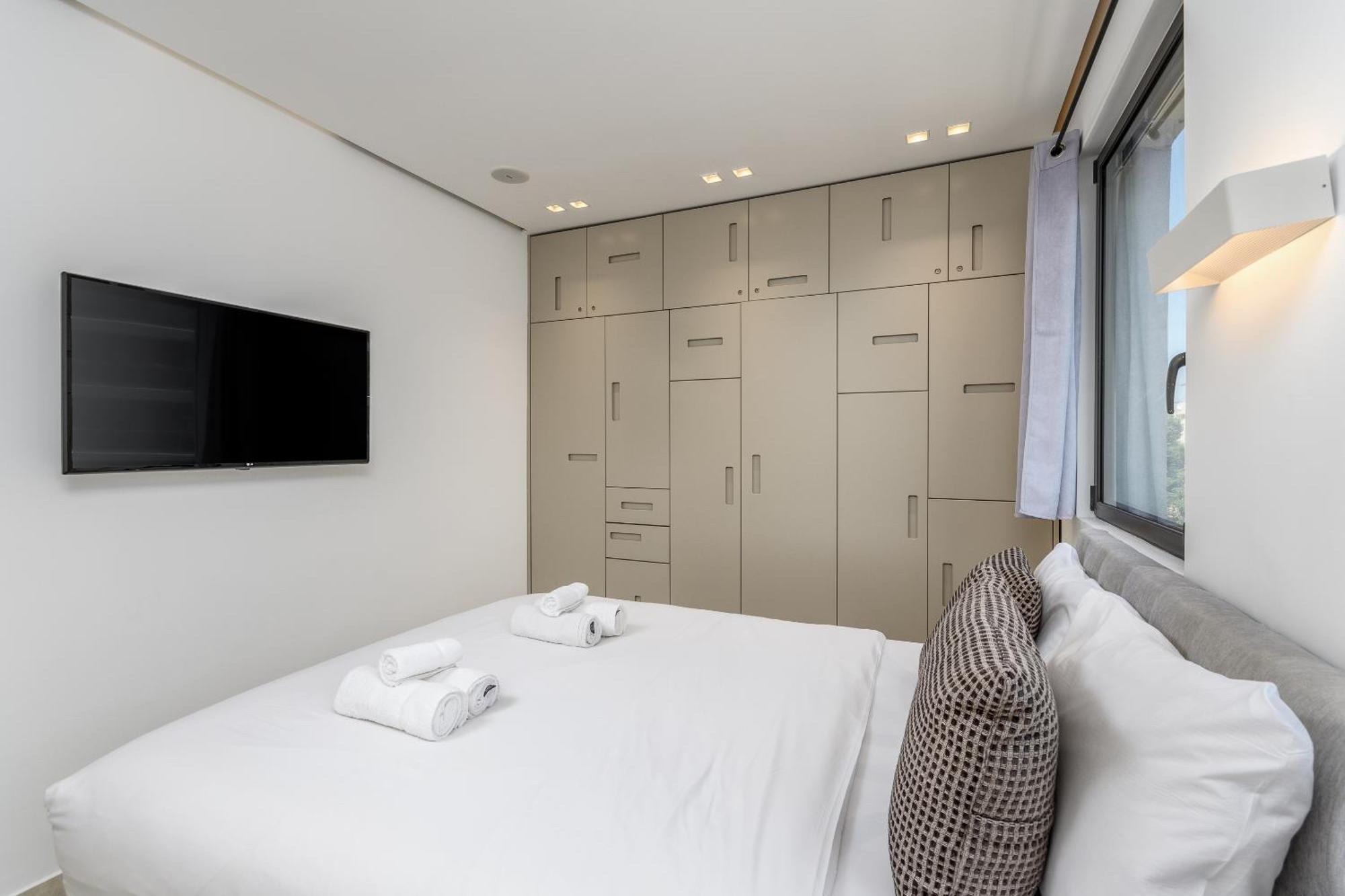 Luxury 2bdrm Balcony & Parking Close To The * Tel Aviv