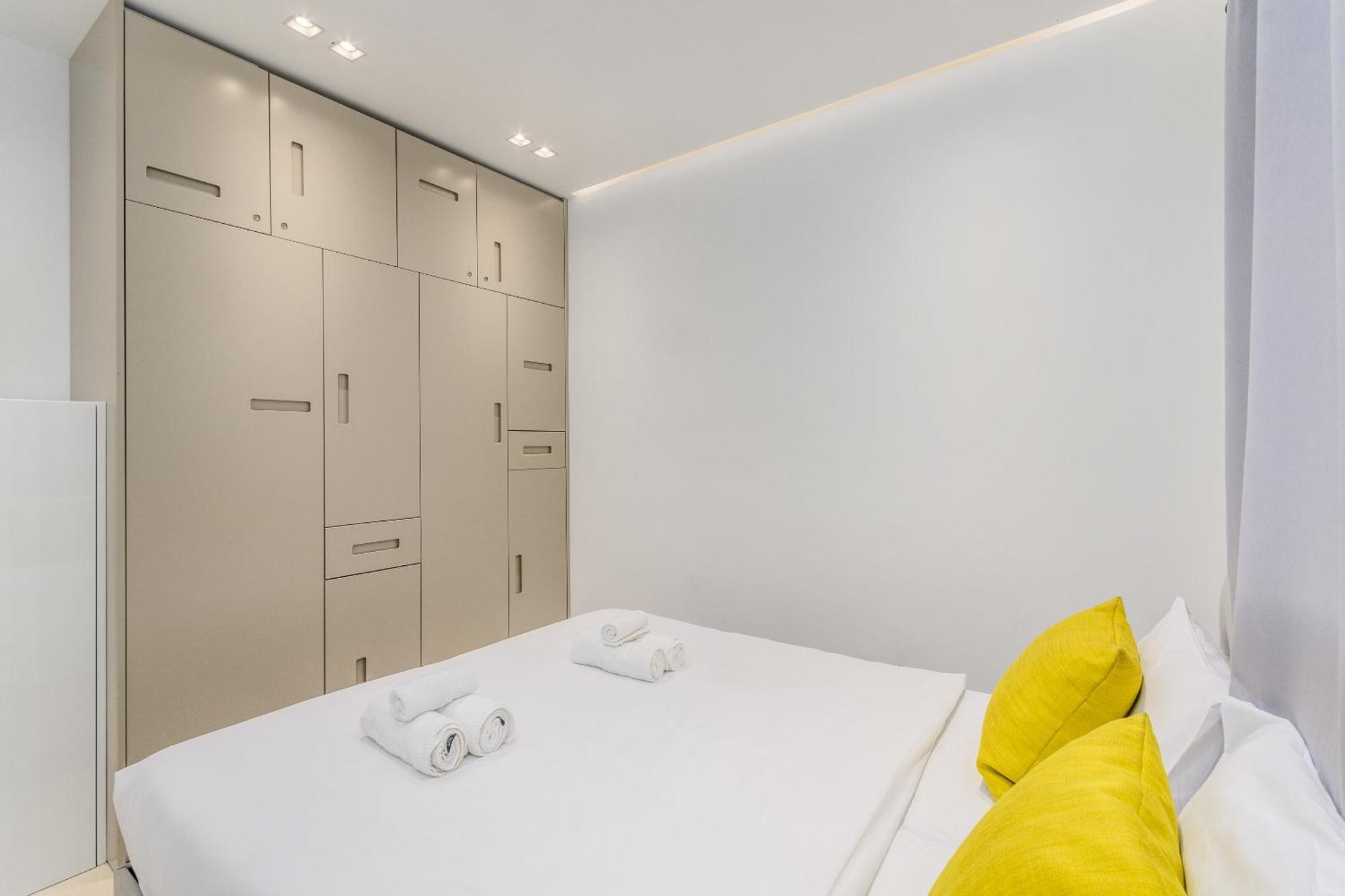 Luxury 2bdrm Balcony & Parking Close To The