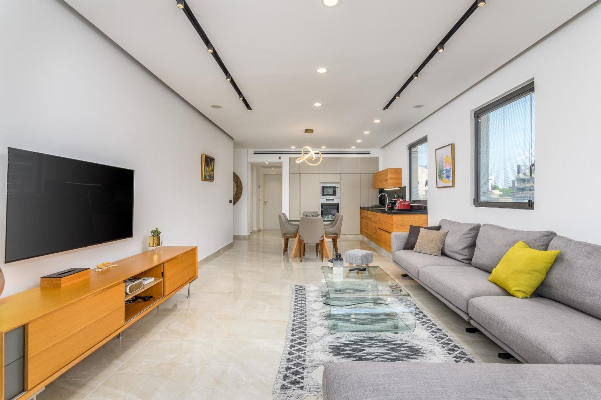 Luxury 2bdrm Balcony & Parking Close To The Apartment