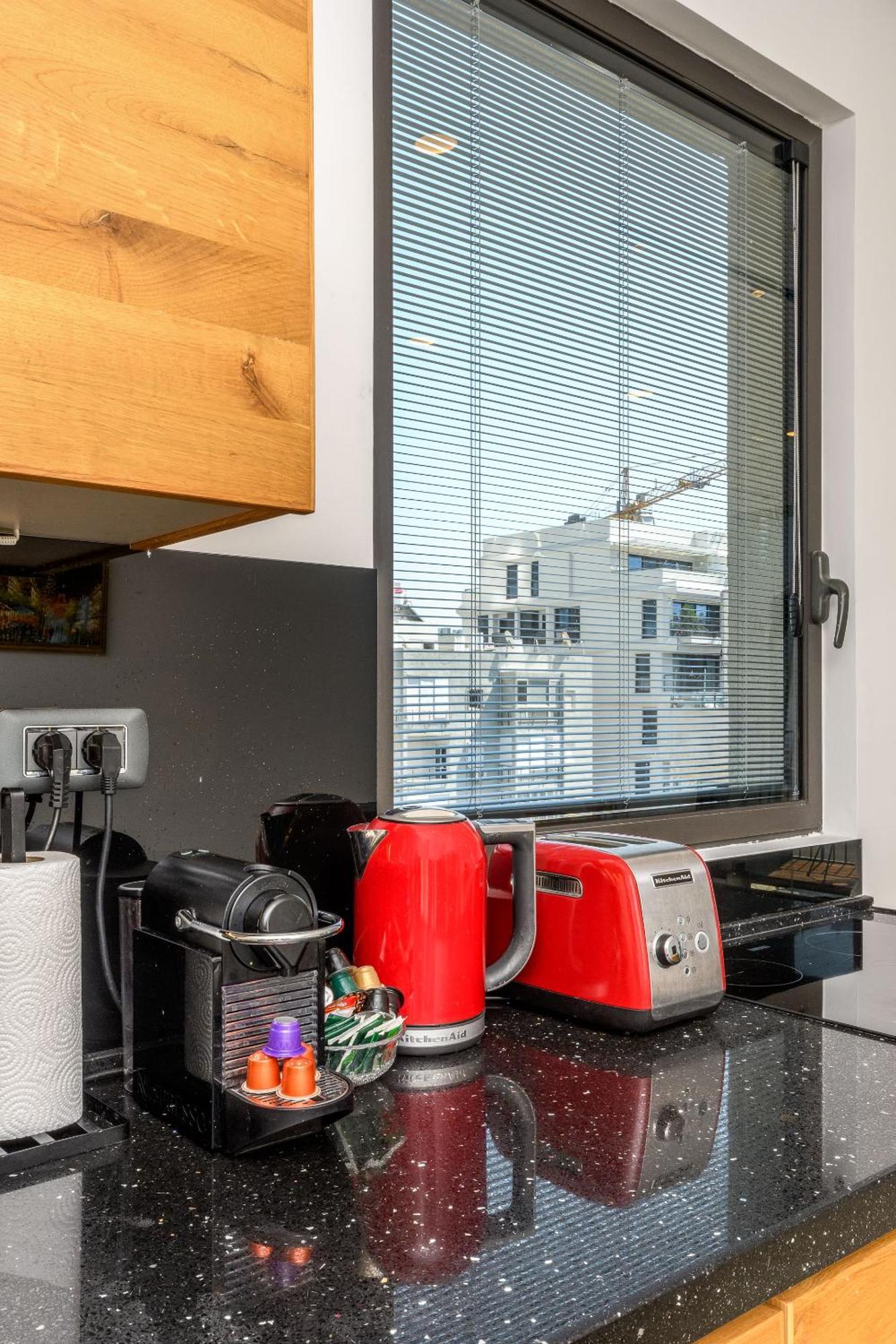 Apartment Luxury 2bdrm Balcony & Parking Close To The *