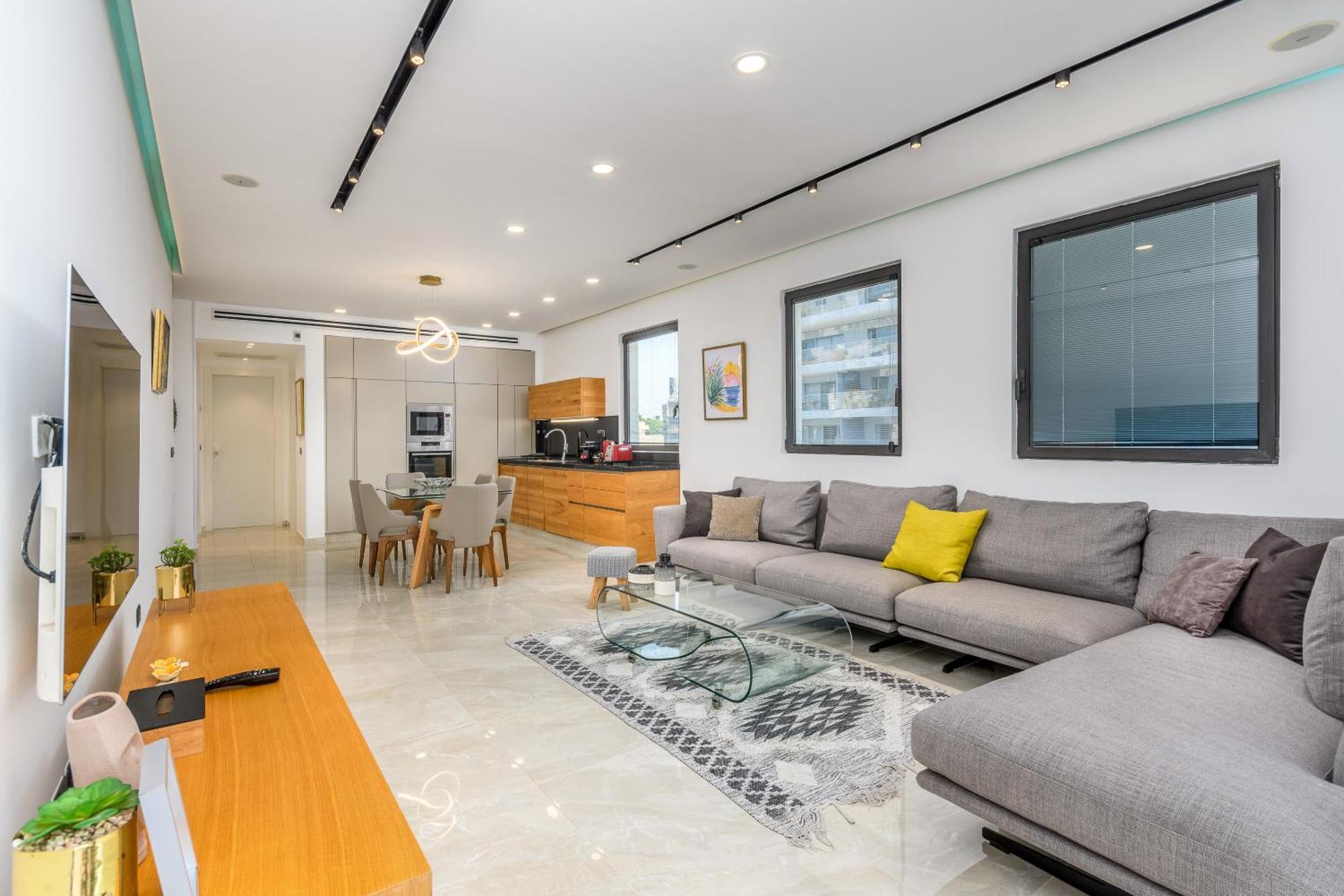 Luxury 2bdrm Balcony & Parking Close To The *