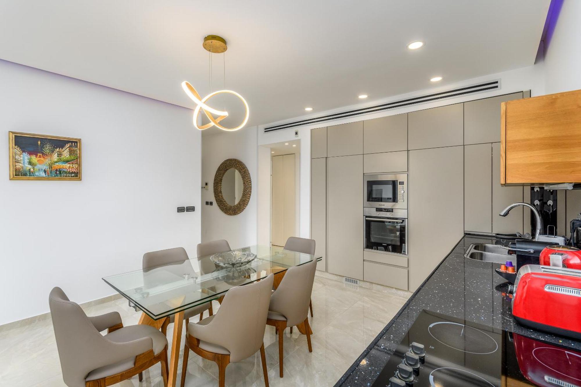 Luxury 2bdrm Balcony & Parking Close To The Tel Aviv
