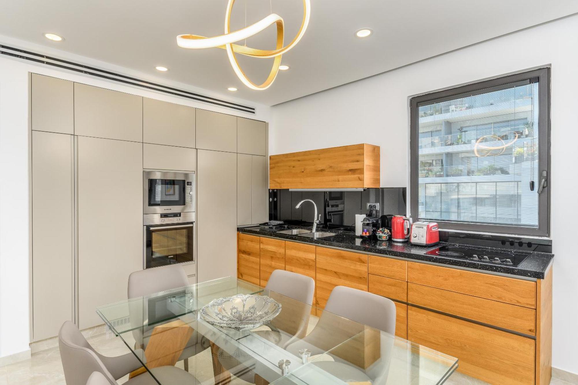 Luxury 2bdrm Balcony & Parking Close To The * Tel Aviv