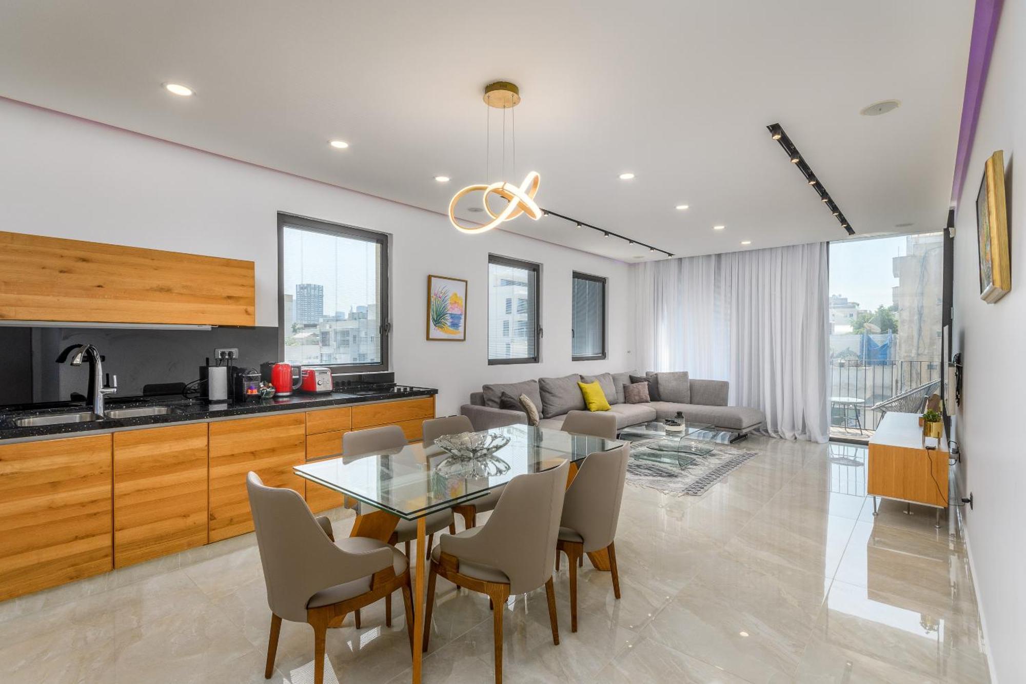 Luxury 2bdrm Balcony & Parking Close To The Apartment