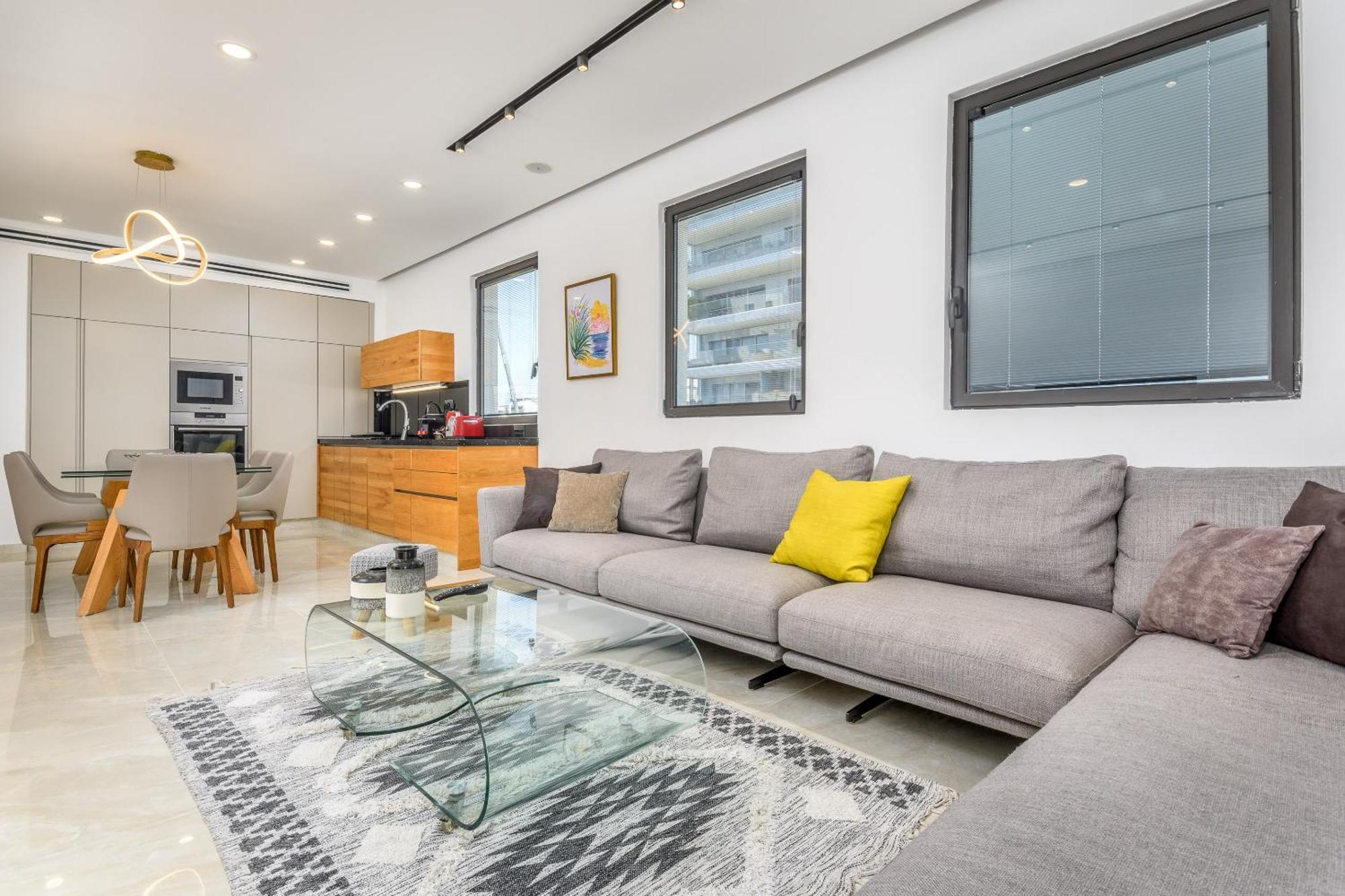 Luxury 2bdrm Balcony & Parking Close To The Apartment *