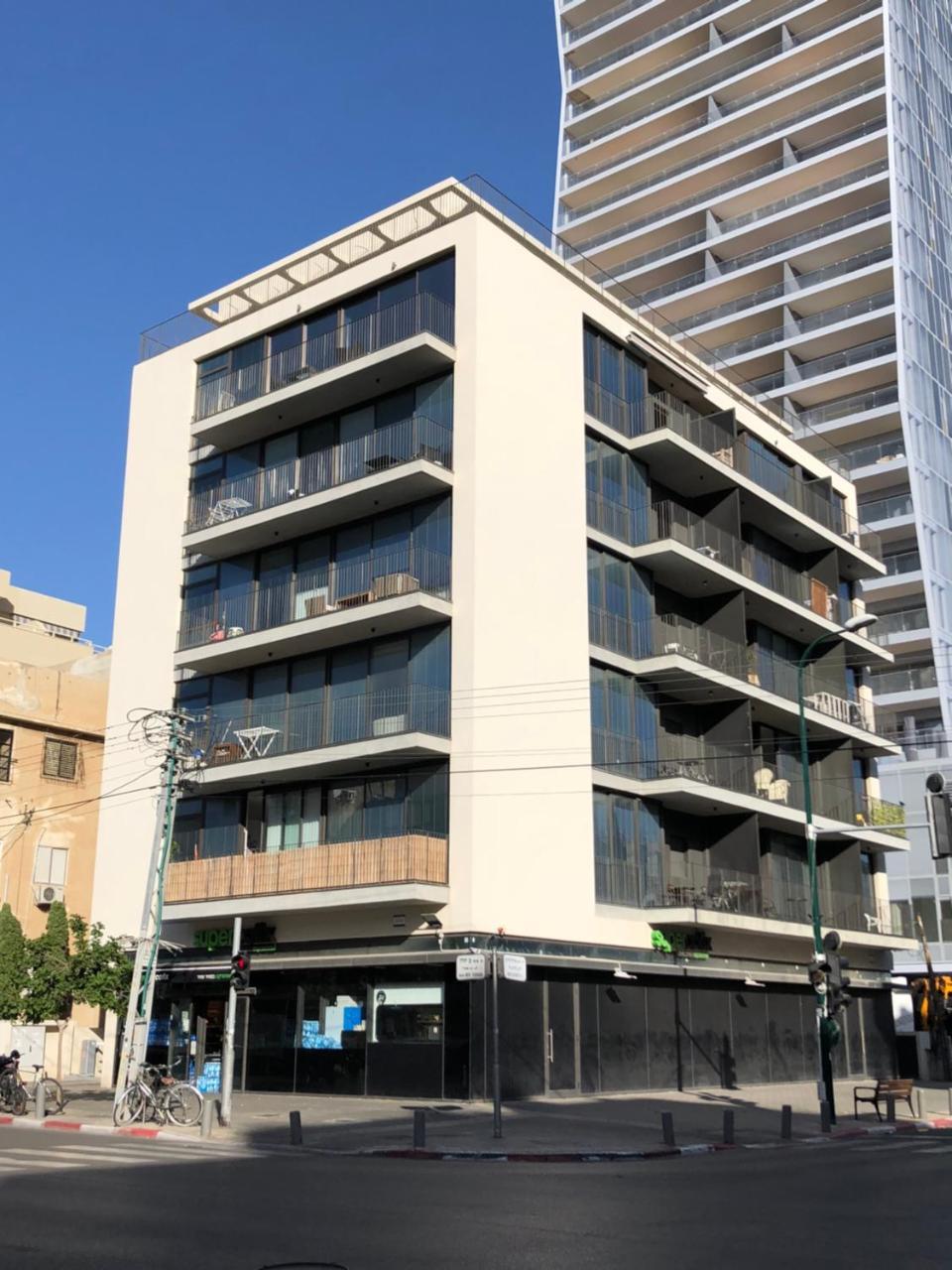 Luxury 2bdrm Balcony & Parking Close To The Apartment